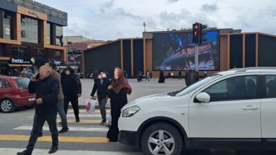 Erzincan trafiğinin merkezi olan dört yolda bazı vatandaşların kırmızı ışık