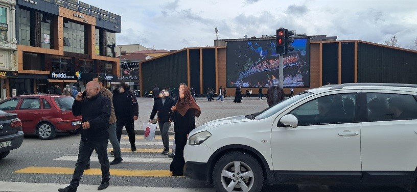 Erzincan trafiğinin merkezi olan dört yolda bazı vatandaşların kırmızı ışık