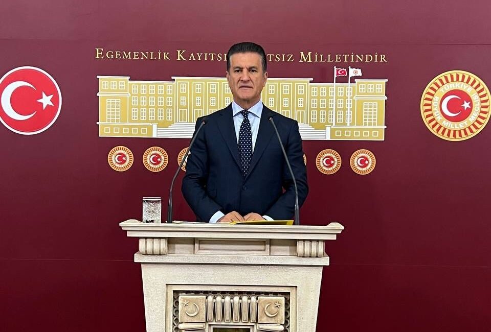 TBMM’de bir basın toplantısı düzenleyen CHP Erzincan Milletvekili Mustafa Sarıgül,
