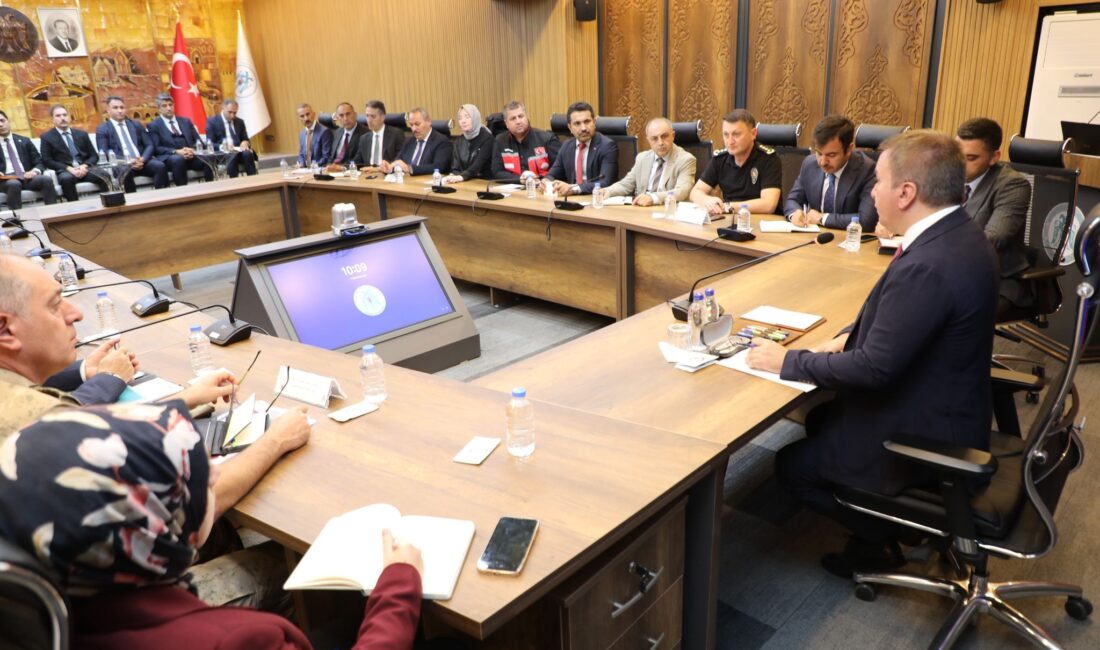 Erzincan Valisi Hamza Aydoğdu başkanlığında, vali yardımcıları ve birim amirlerinin