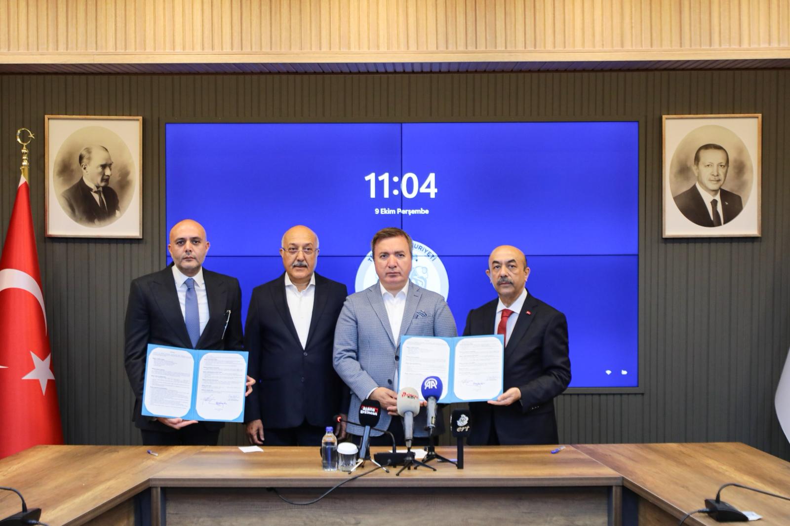 Erzincan eski milletvekili Tevhit Karakaya ve oğlu hayırsever iş insanı