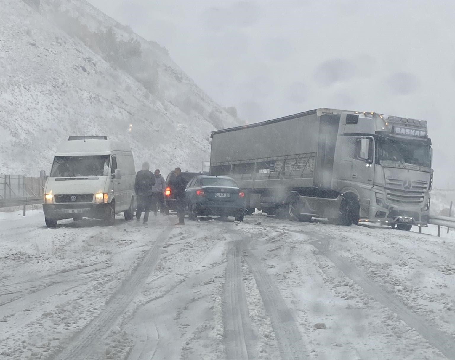 Havaların ani soğuması ile birlikte Erzincan’ın yüksek kesimlerine yağan kar