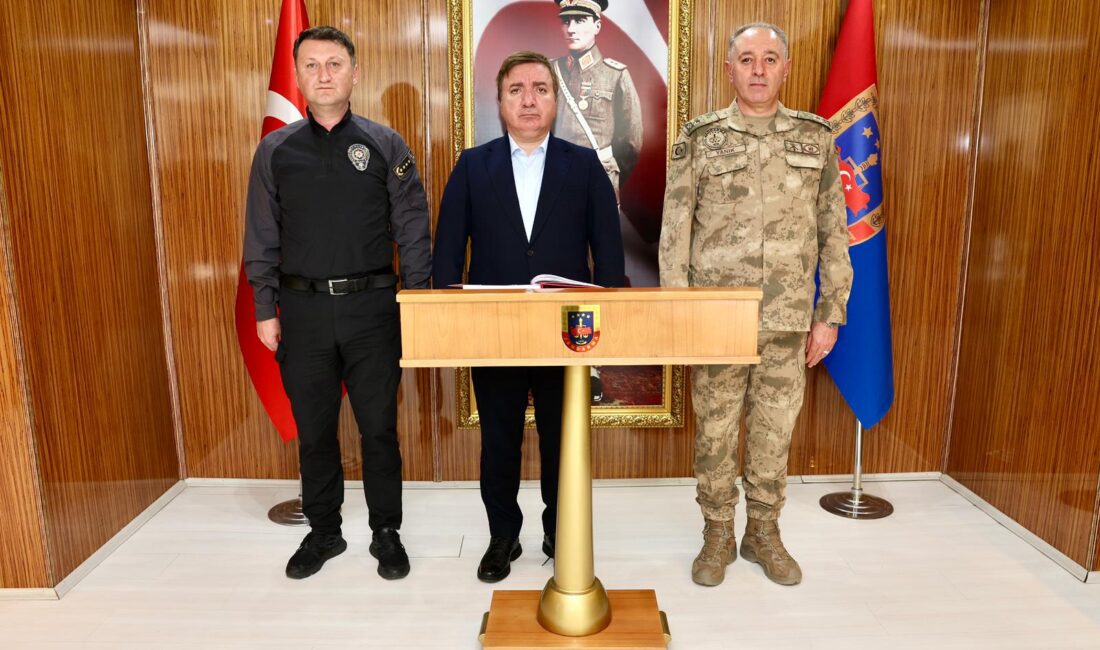 Erzincan Valisi Hamza Aydoğdu beraberinde İl Emniyet Müdürü Zafer Baybaba