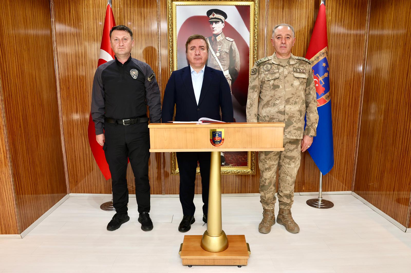 Erzincan Valisi Hamza Aydoğdu beraberinde İl Emniyet Müdürü Zafer Baybaba