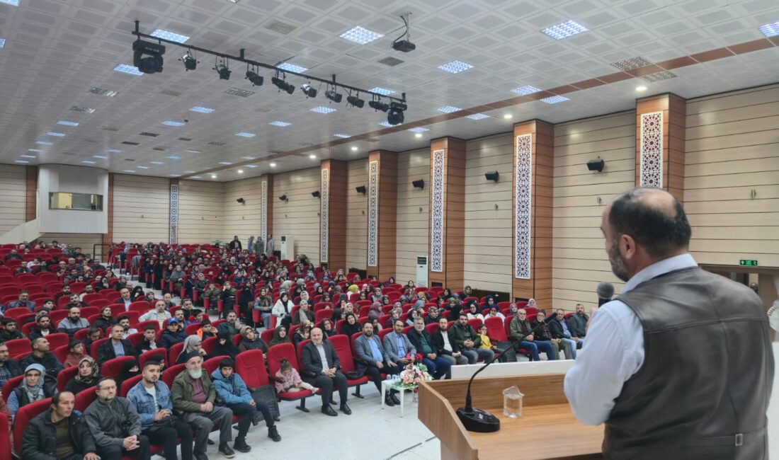 Erzincan Diyanet Akademi programları çerçevesinde Erzincan’da bulunan İlahiyatçı Yazar Ahmet