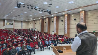 Erzincan Diyanet Akademi programları çerçevesinde Erzincan’da bulunan İlahiyatçı Yazar Ahmet