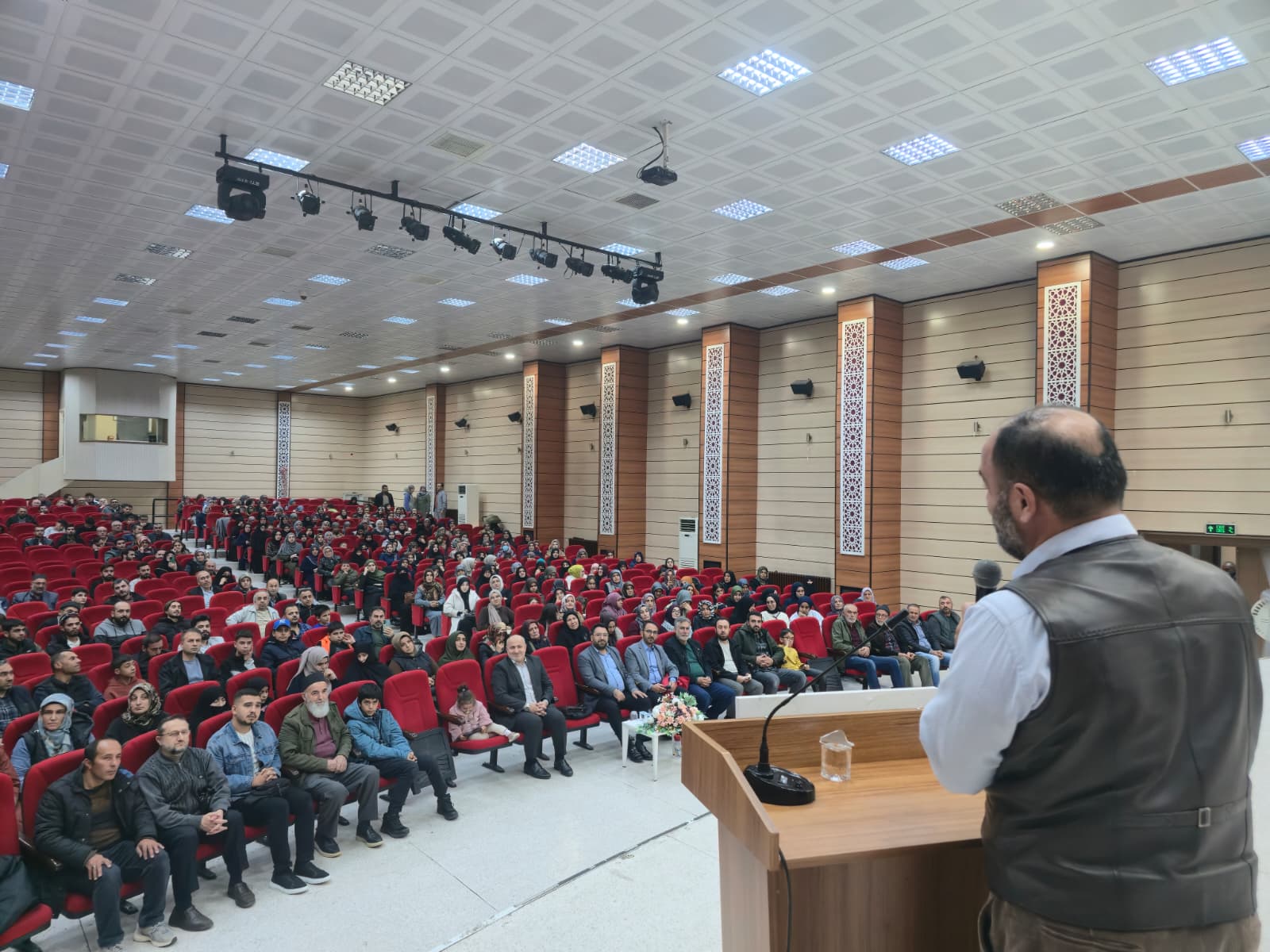 Erzincan Diyanet Akademi programları çerçevesinde Erzincan’da bulunan İlahiyatçı Yazar Ahmet