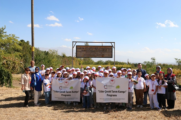 Erzincan'da ilkokul öğrencilerine tarımsal üretimin aşamalarını ve çeşitlerini çocuklara öğretmek,