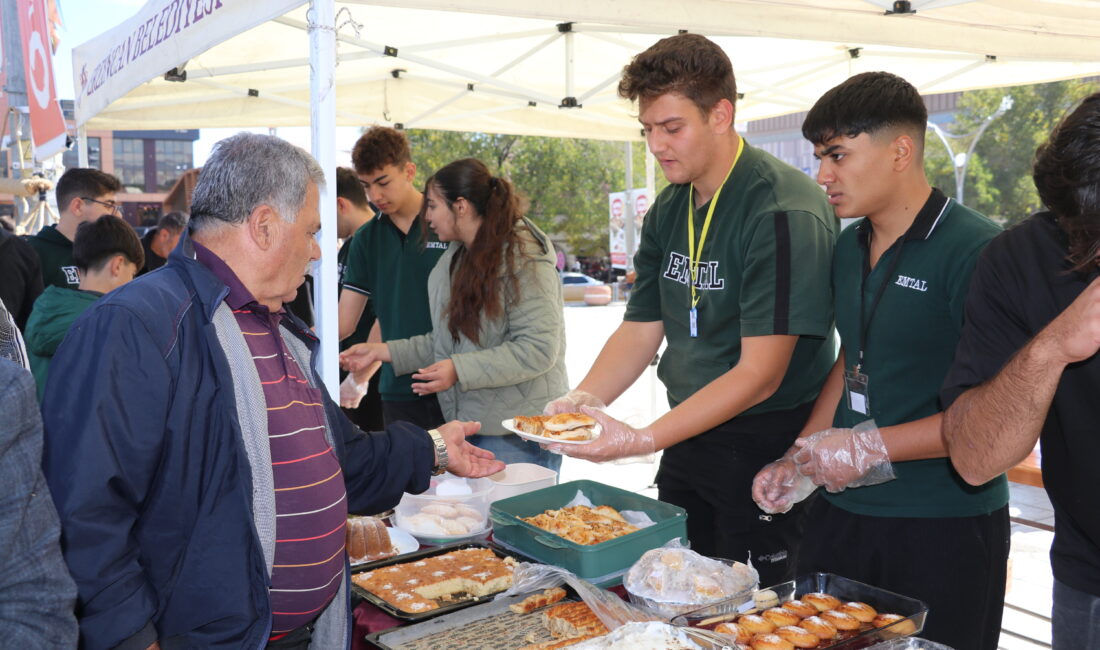Erzincan Mesleki ve Teknik Anadolu Lisesi tarafından kermes düzenlendi. Düzenlenen