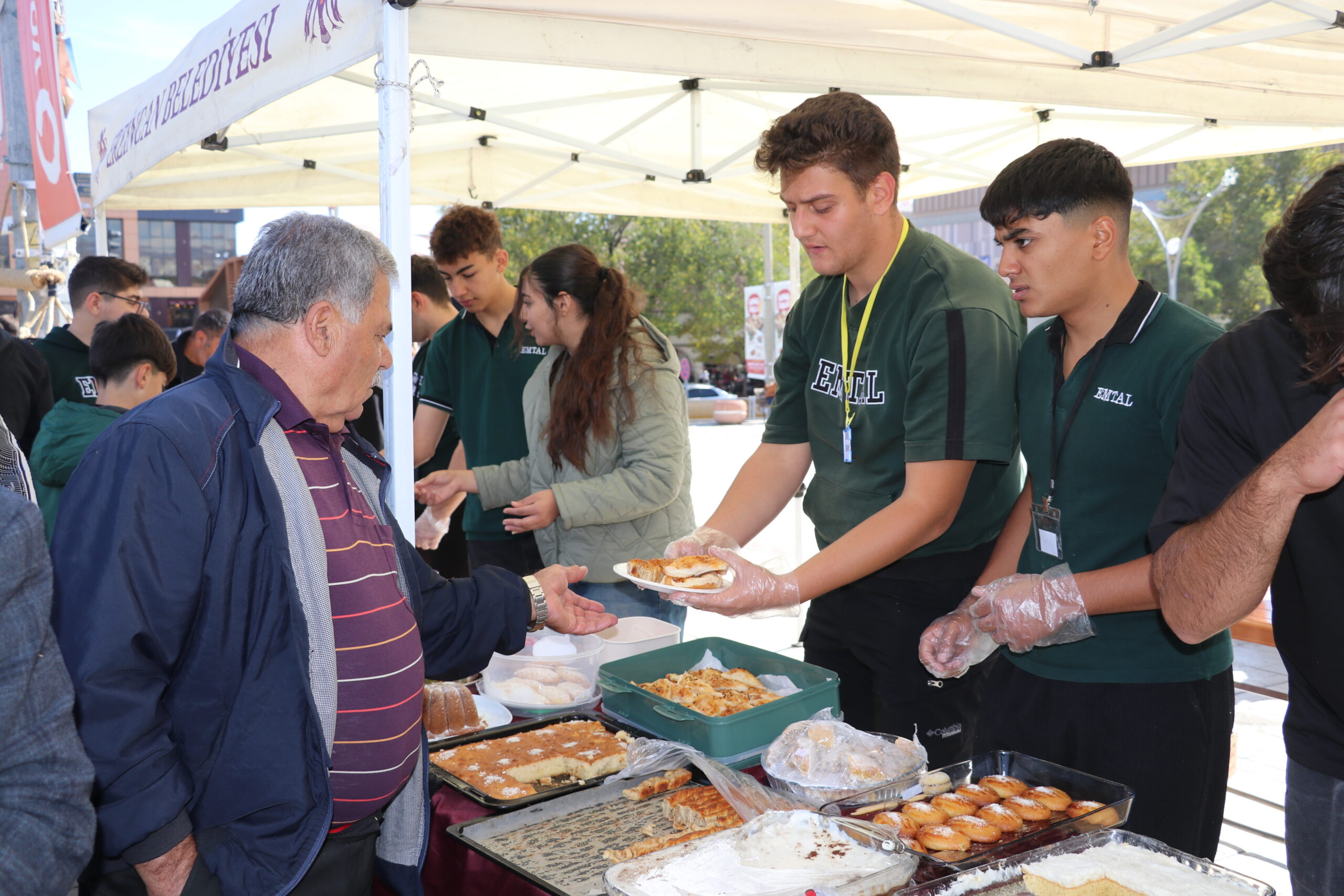 Erzincan Mesleki ve Teknik Anadolu Lisesi tarafından kermes düzenlendi. Düzenlenen
