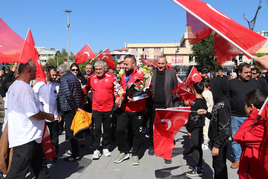 Erzincanlı milli güreşçi Serhat Sarıçiçek, 2025 Veteranlar Dünya Güreş Şampiyonası'nda