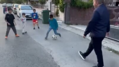 Erzincan Valisi Hamza Aydoğdu mahalle gezisi sırasında karşılaştığı çocuklarla futbol