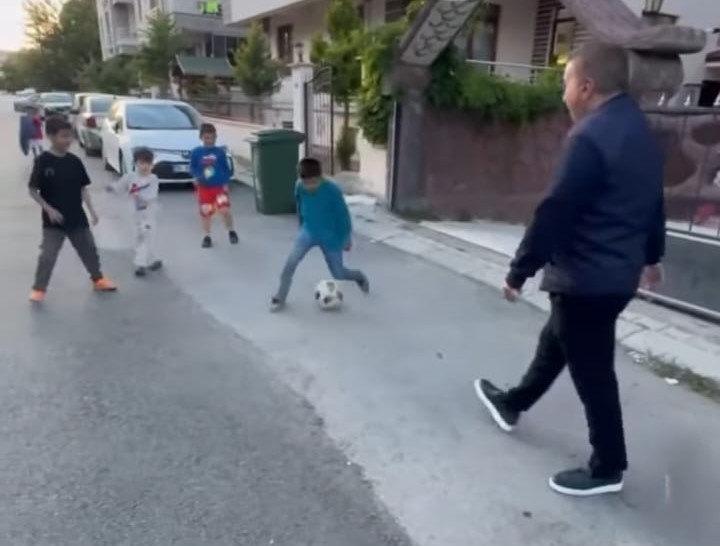 Erzincan Valisi Hamza Aydoğdu mahalle gezisi sırasında karşılaştığı çocuklarla futbol