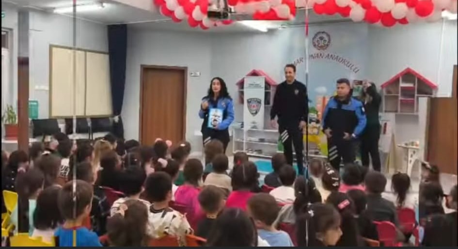 Erzincan Polisi minik öğrenciler ile bir araya gelerek yaptığı bilgilendirmelerin