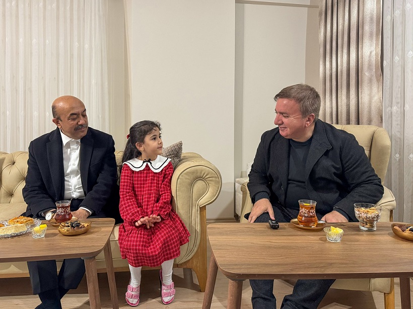 Vali Aydoğdu'dan minik Beyza'ya ziyaret - Kenthaber24