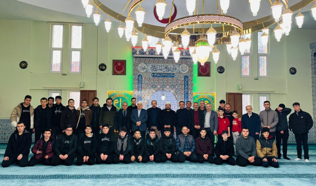 Erzincan’da Muhammediye Camii’nde sabah namazı buluşması, gençlerin yoğun katılımıyla gerçekleşti.