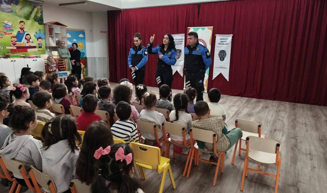 Erzincan Polisi minik öğrenciler ile bir araya gelerek yaptığı bilgilendirmelerin