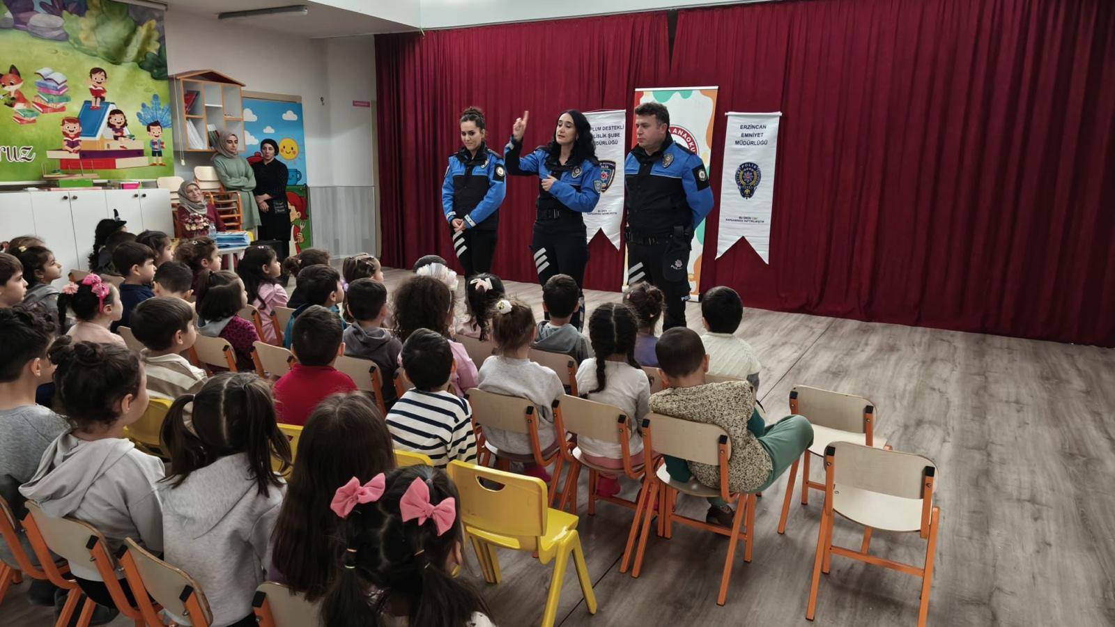 Erzincan Polisi minik öğrenciler ile bir araya gelerek yaptığı bilgilendirmelerin