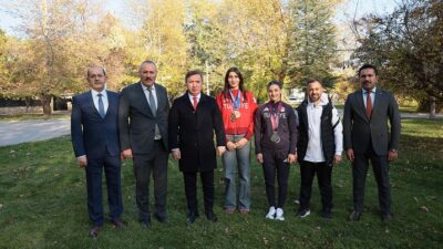 Erzincanlı millî güreşçiler Elvira Süleyman Kamaloğlu ve Elmira Yasin; Erzincan