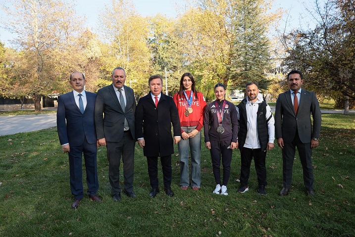 Erzincanlı millî güreşçiler Elvira Süleyman Kamaloğlu ve Elmira Yasin; Erzincan