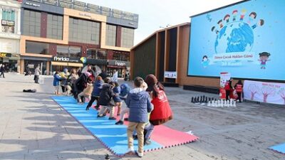 Çocuk haklarını öne çıkaran özel bir gün olarak kabul edilen