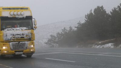 Havaların ani soğuması ile birlikte Erzincan’ın yüksek kesimlerine yağan kar