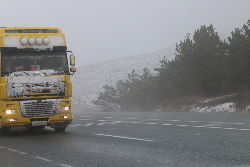 Havaların ani soğuması ile birlikte Erzincan’ın yüksek kesimlerine yağan kar