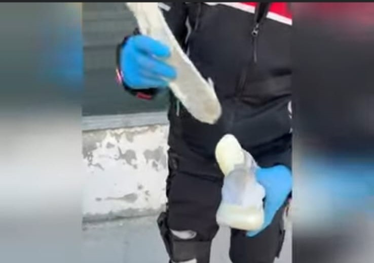 Erzincan’da motosikletli polis timlerin şüphe üzerine durdurduğu araçta, sürücünün ayakkabısının