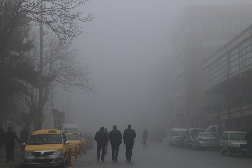 Erzincan kent merkezinde sabah saatlerinde etkisini gösteren sis hayatı olumsuz