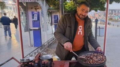 Erzincan’da havaların soğumasıyla beraber kış mevsimin habercisi olan kestaneciler ocaklarını