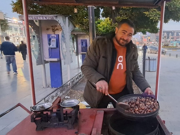 Erzincan’da havaların soğumasıyla beraber kış mevsimin habercisi olan kestaneciler ocaklarını