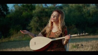 Erzincan nüfusuna kayıtlı olan kendine özgü sesi, güçlü yorumu ve