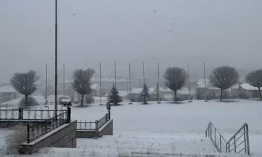 Erzincan’ın Refahiye ilçesinde sabah saatlerinde etkisini artıran kar yağışı, kısa