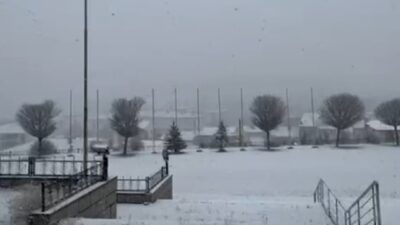 Erzincan’ın Refahiye ilçesinde sabah saatlerinde etkisini artıran kar yağışı, kısa