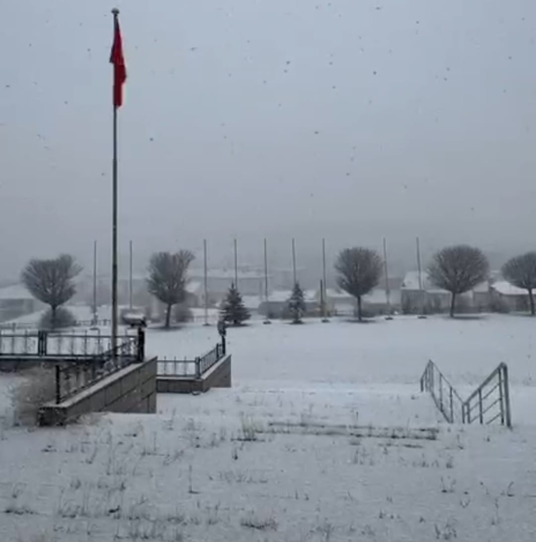 Erzincan’ın Refahiye ilçesinde sabah saatlerinde etkisini artıran kar yağışı, kısa