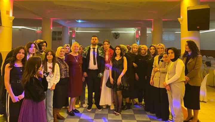 Erzincan’da hayırsever kadınların bir araya gelerek el işi yaptıkları renkli