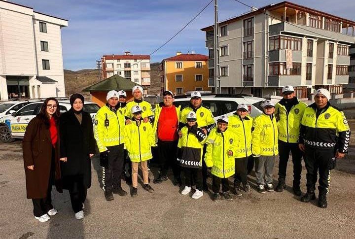 3 Aralık Dünya Engelliler Günü kapsamında trafik üniforması giyen özel