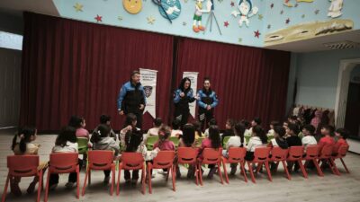 Erzincan Polisi minik öğrenciler ile bir araya gelerek yaptığı bilgilendirmelerin