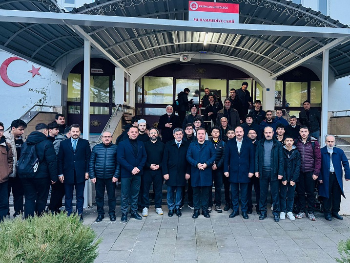 Muhammediye Camii'nde Erzincan Valisi Hamza Aydoğdu, Belediye Başkanı Bekir Aksun,
