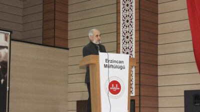 Erzincan İl Müftülüğü konferans salonunda İl Müftü Yardımcısı Rahmi Elen