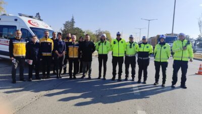 Erzincan İl Sağlık Müdürü Dr. Cihan Tekin, trafikte ambulansın geçiş