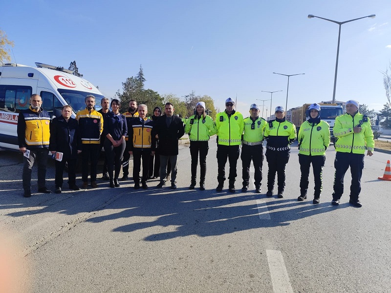 Erzincan İl Sağlık Müdürü Dr. Cihan Tekin, trafikte ambulansın geçiş