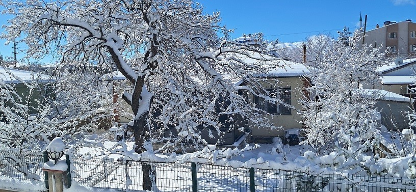 Akşam geç saatlerde başlayan ve devam eden kar yağışında vatandaşlar