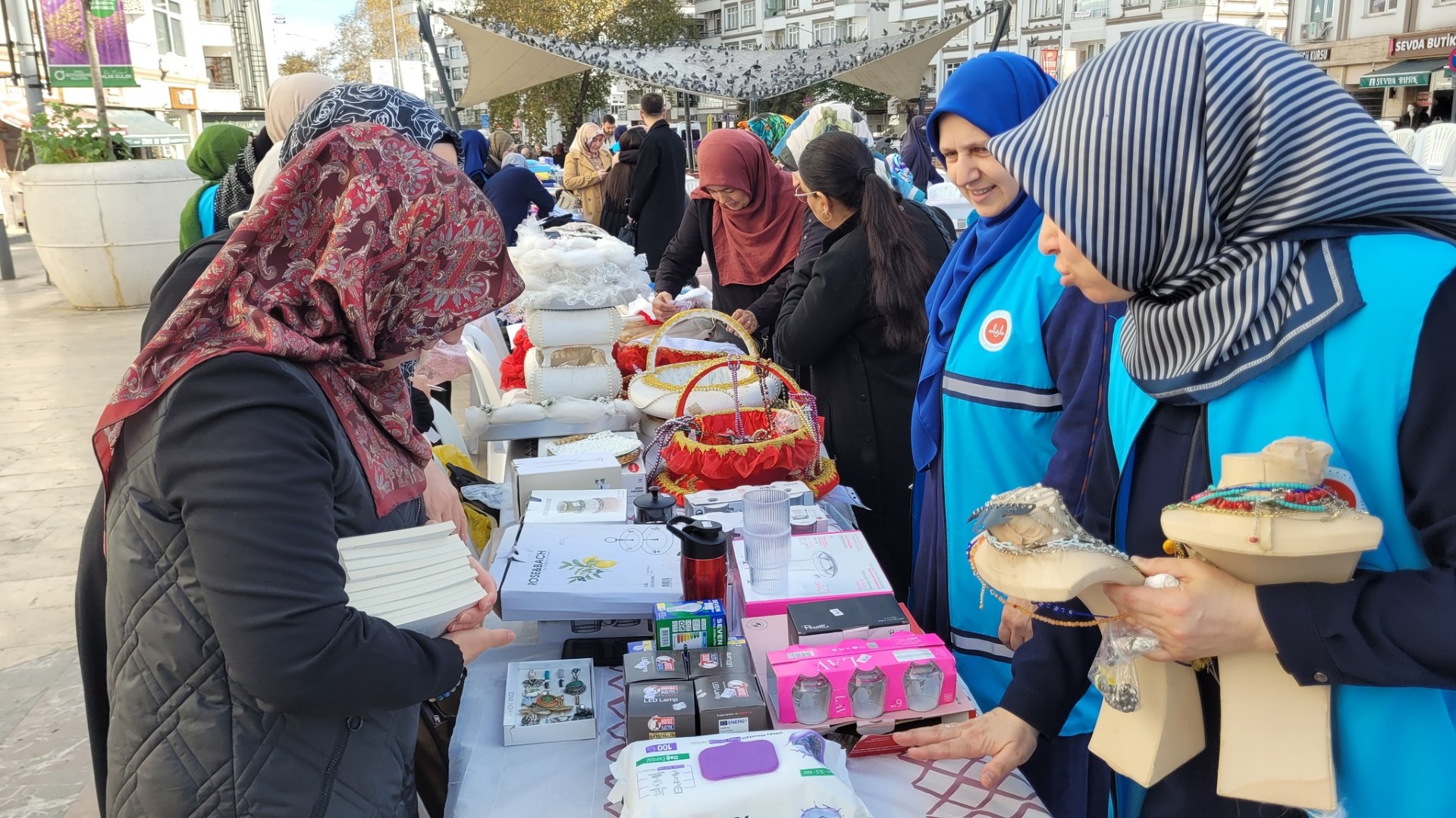 Türkiye Diyanet Vakfı Kadın Kolları öncülüğünde Gazze yararına 81 ilde