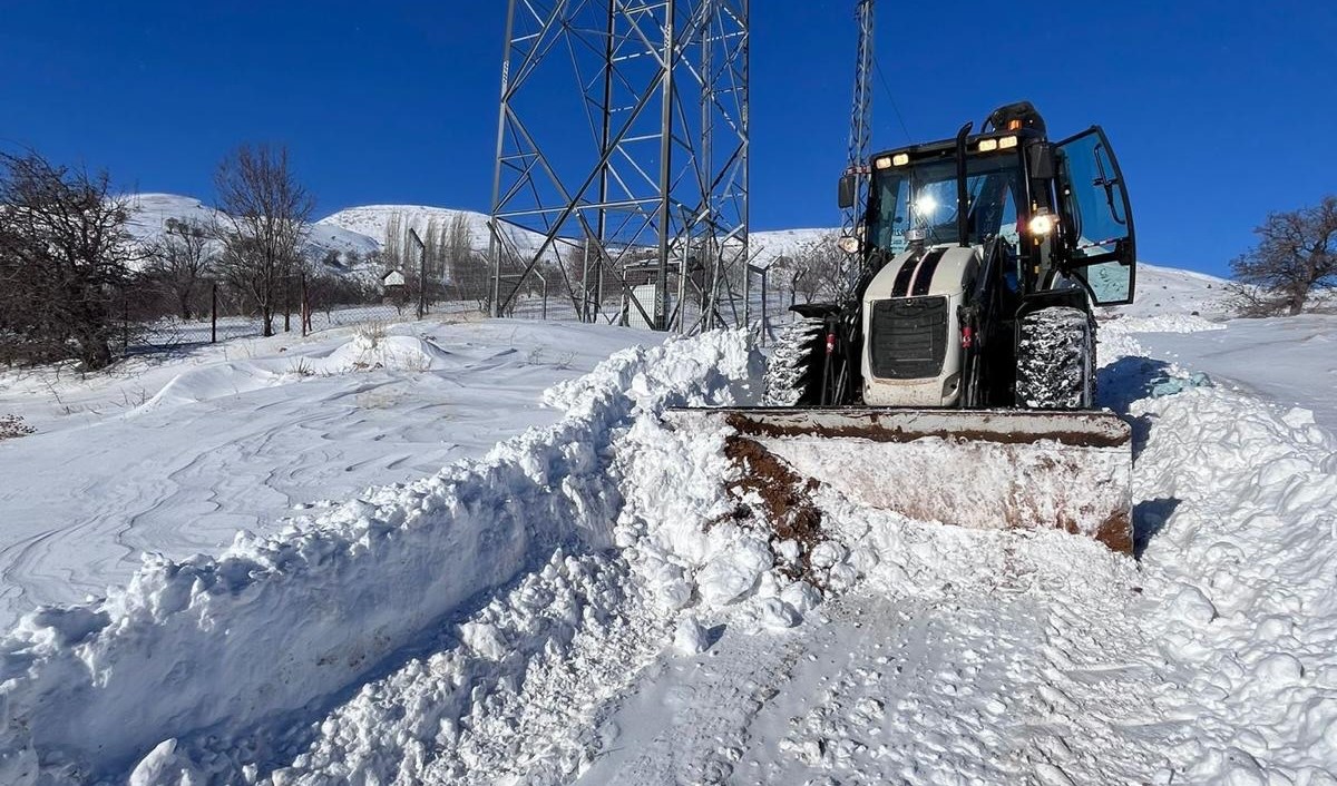 Yoğun kar yağışının ardından Erzincan Kemaliye ilçesinde ulaşımın aksamaması amacıyla