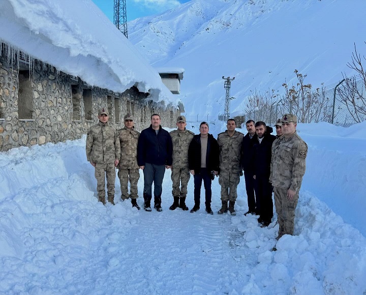 Kemaliye Kaymakamı Emirhan Arıkan beraberindeki heyetle beraber çığ bölgesindeki inceleme