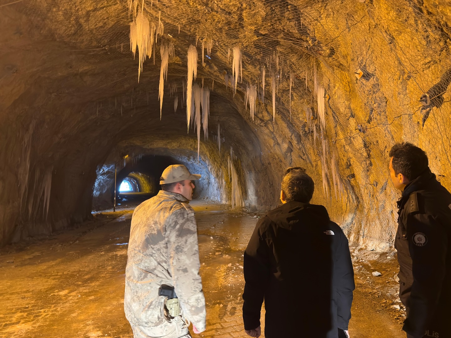 Kemaliye’de etkili olan yoğun kar yağışı ve buzlanma nedeniyle, ilçe