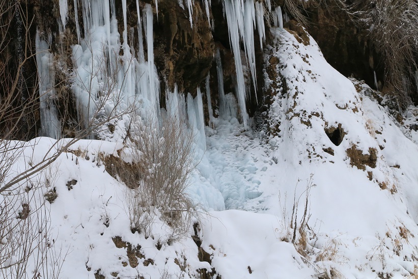Erzincan’da doğal güzelliğiyle öne çıkan Girlevik Şelalesi, hava sıcaklığının sıfırın