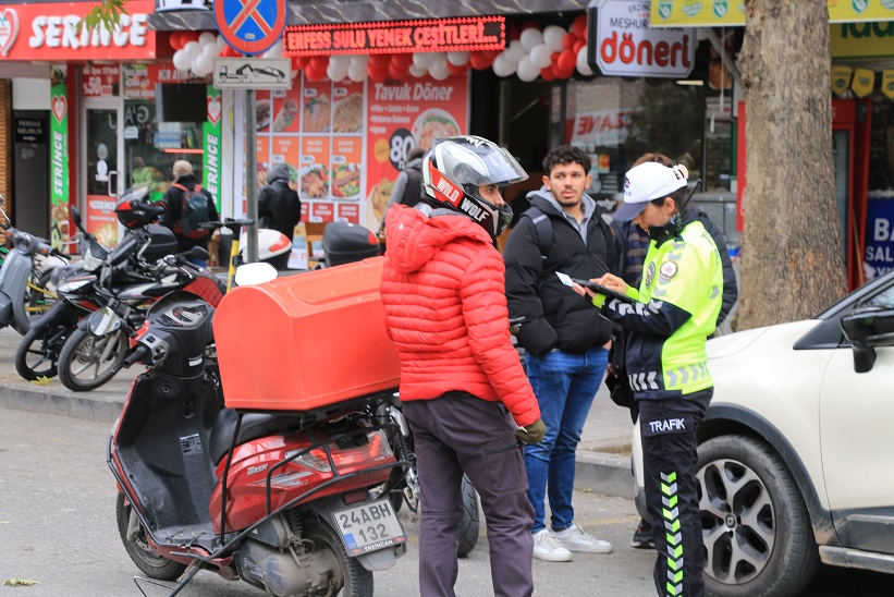 Erzincan Valiliği, kar yağışı nedeniyle, bugün 14.00'dan itibaren Motokuryelerin trafiğe