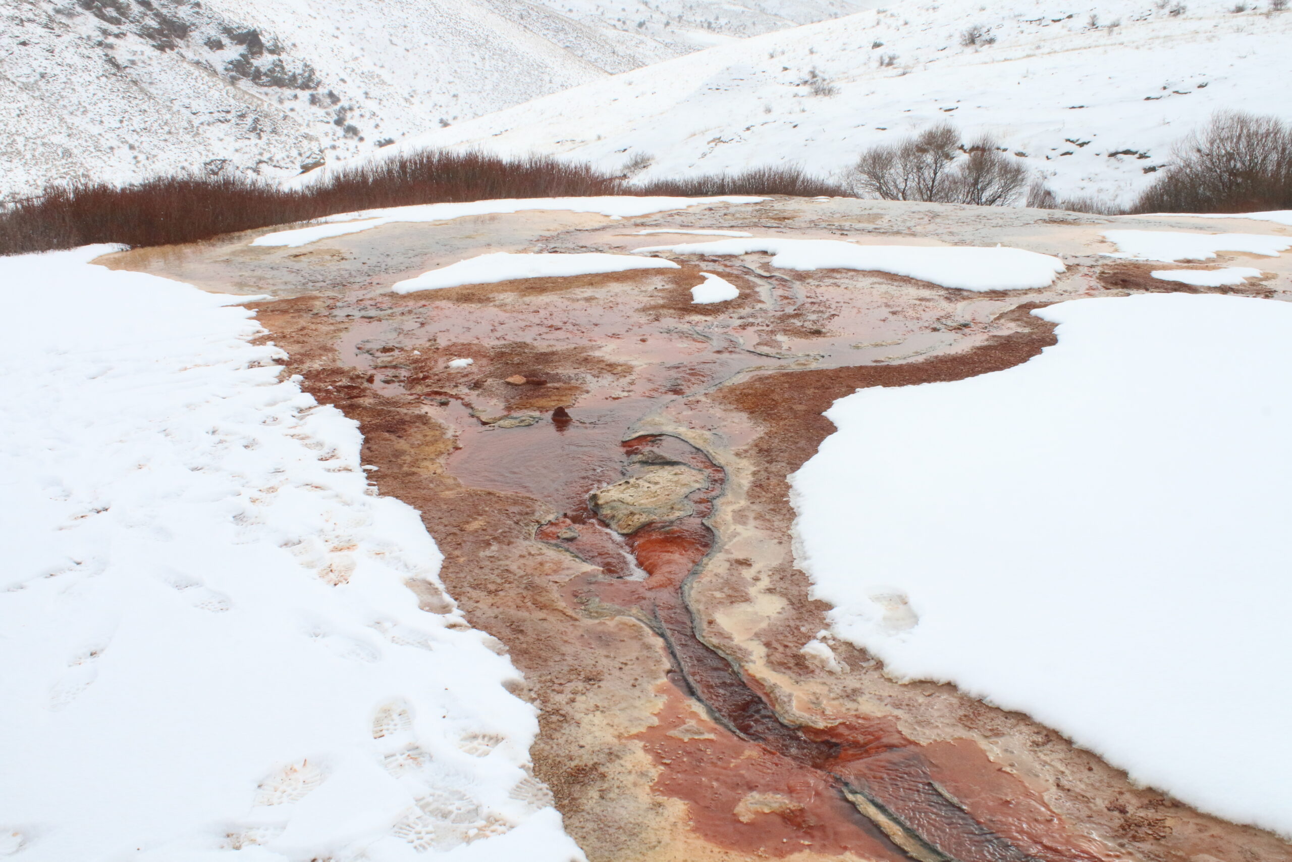 Maden sularının oluşturduğu traverten set gölü olan Otlukbeli Gölü, bu